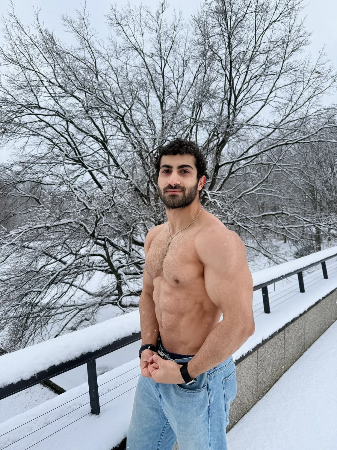 Oberkörperfrei auf einer verschneiten Brücke in Berlin im Januar.
